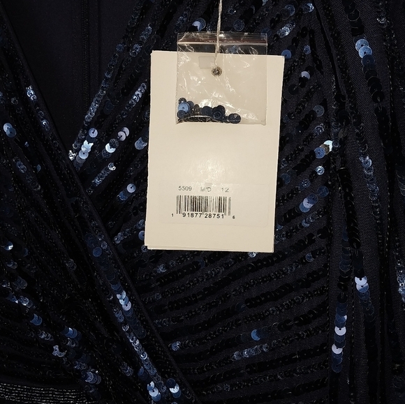 Mac Duggal 5509 NWT SEQUINED WRAP OVER 3/4 SLEEVE GOWN - Picture 6 of 12